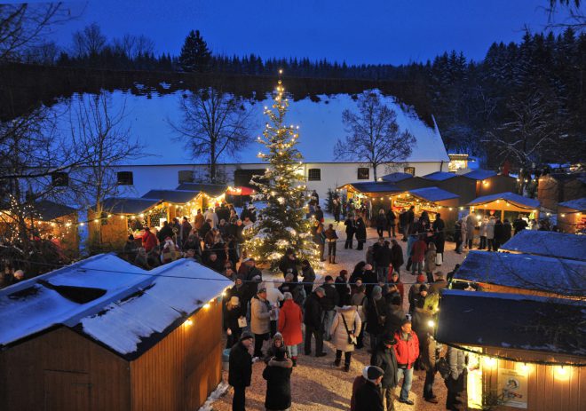 Weihnachtsstimmung auf dem Museumsgelände Oberschönenfeld