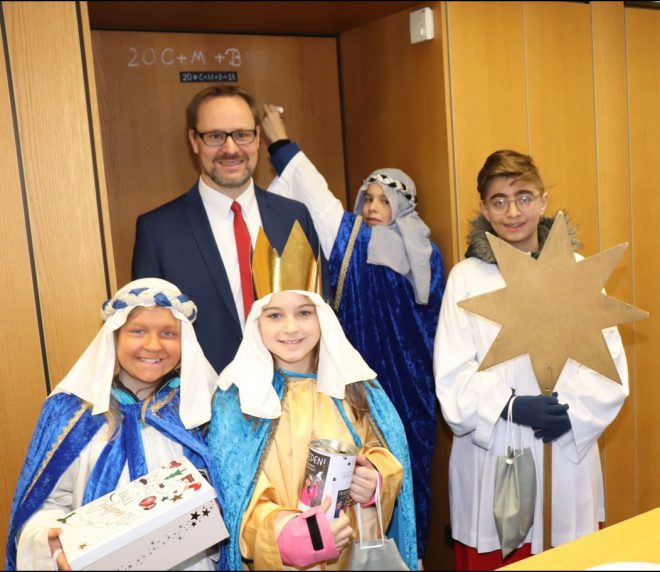 Sternsinger segnen das Landratsamt und alle, die darin gehen ein und aus