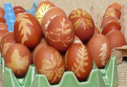 Eier färben mit Zwiebelschalen