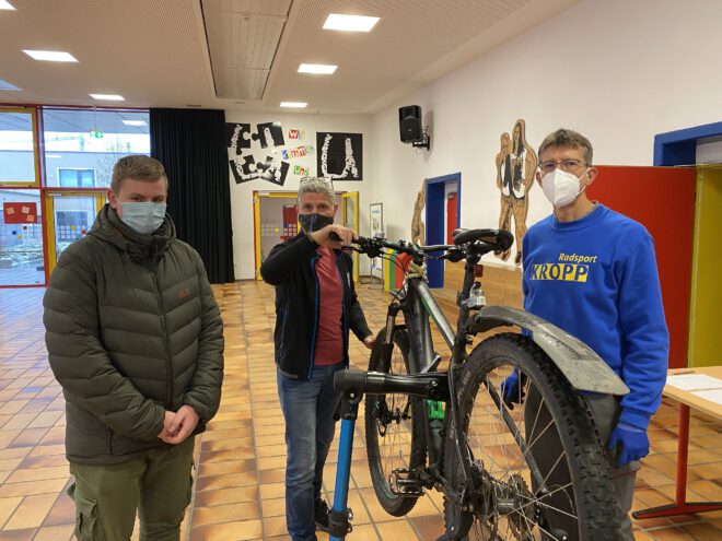 Die Uli-Wieland-Mittelschule Vöhringen ist eine von zehn Schu-len, die heuer am Schülerfahrrad-Wintercheck teilnahmen. Der Landkreis Neu-Ulm finanzierte mit je 500 Euro den Fitnesstest für die Bikes. Foto: Uli-Wieland-Mittelschule