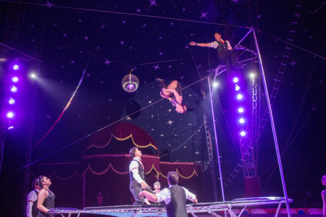 Spring-Festival auf dem Trampolin