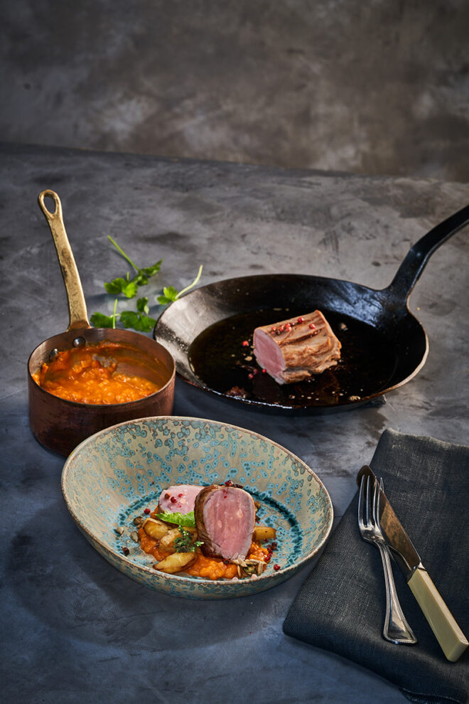 Filet vom Strohschwein mit Kürbispüree und glasierter Pastinake