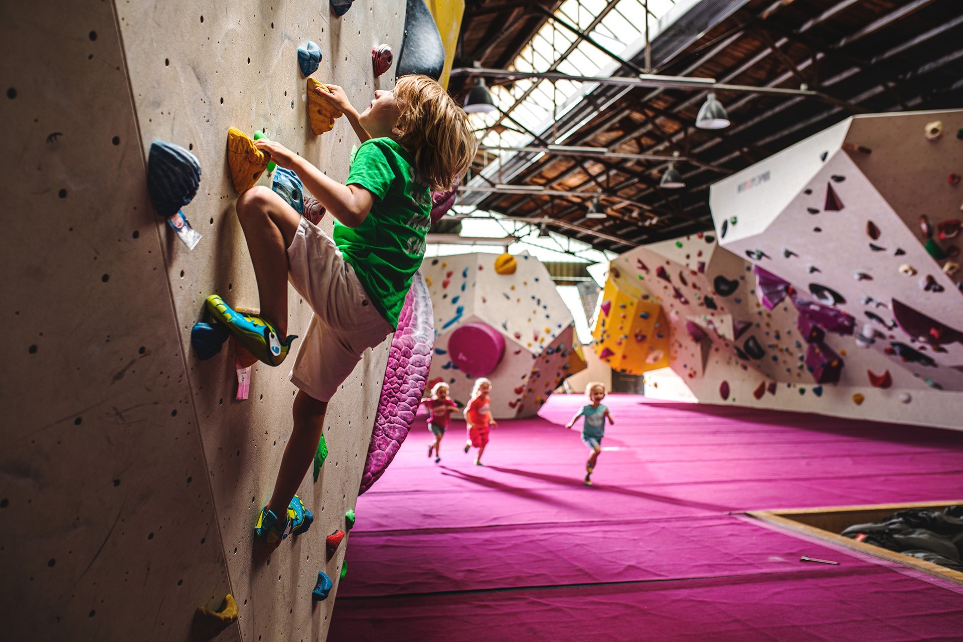 Bouldern, Sport und Spaß für die ganze Familie Kinder in der Stadt