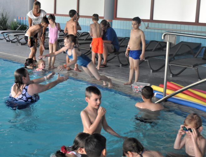 Eine ganze Schule lernt Schwimmen