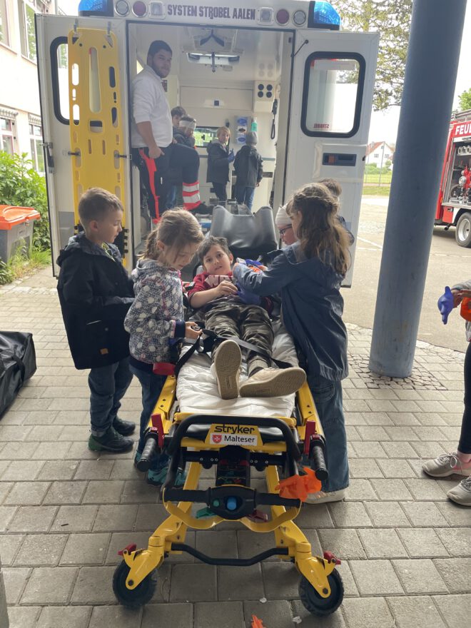 Kinder lernen Erste Hilfe