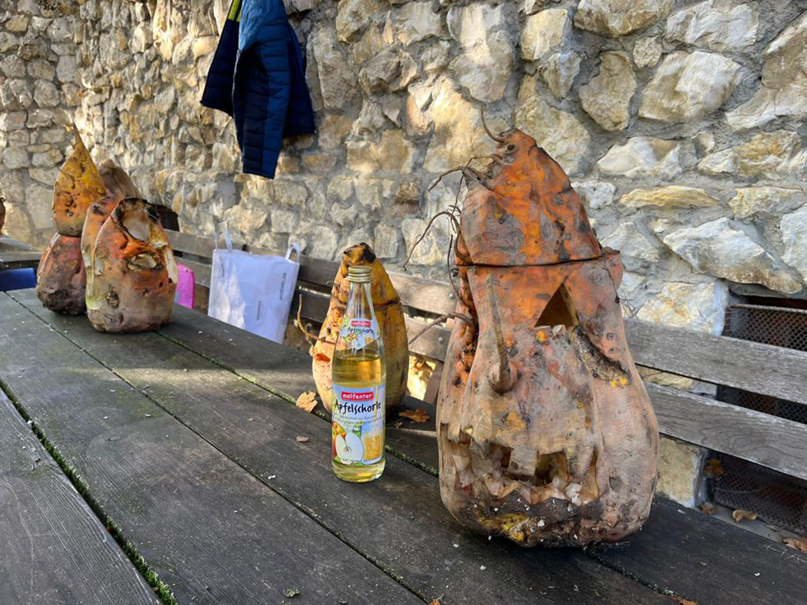 Rübengeister schnitzen mit Lagerfeuer und Stockbrot