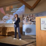 Nicola Schmidt beim großen Bildungsvortrag 2025 im Klostersaal in Roggenburg. Bild: Landkreis Neu-Ulm