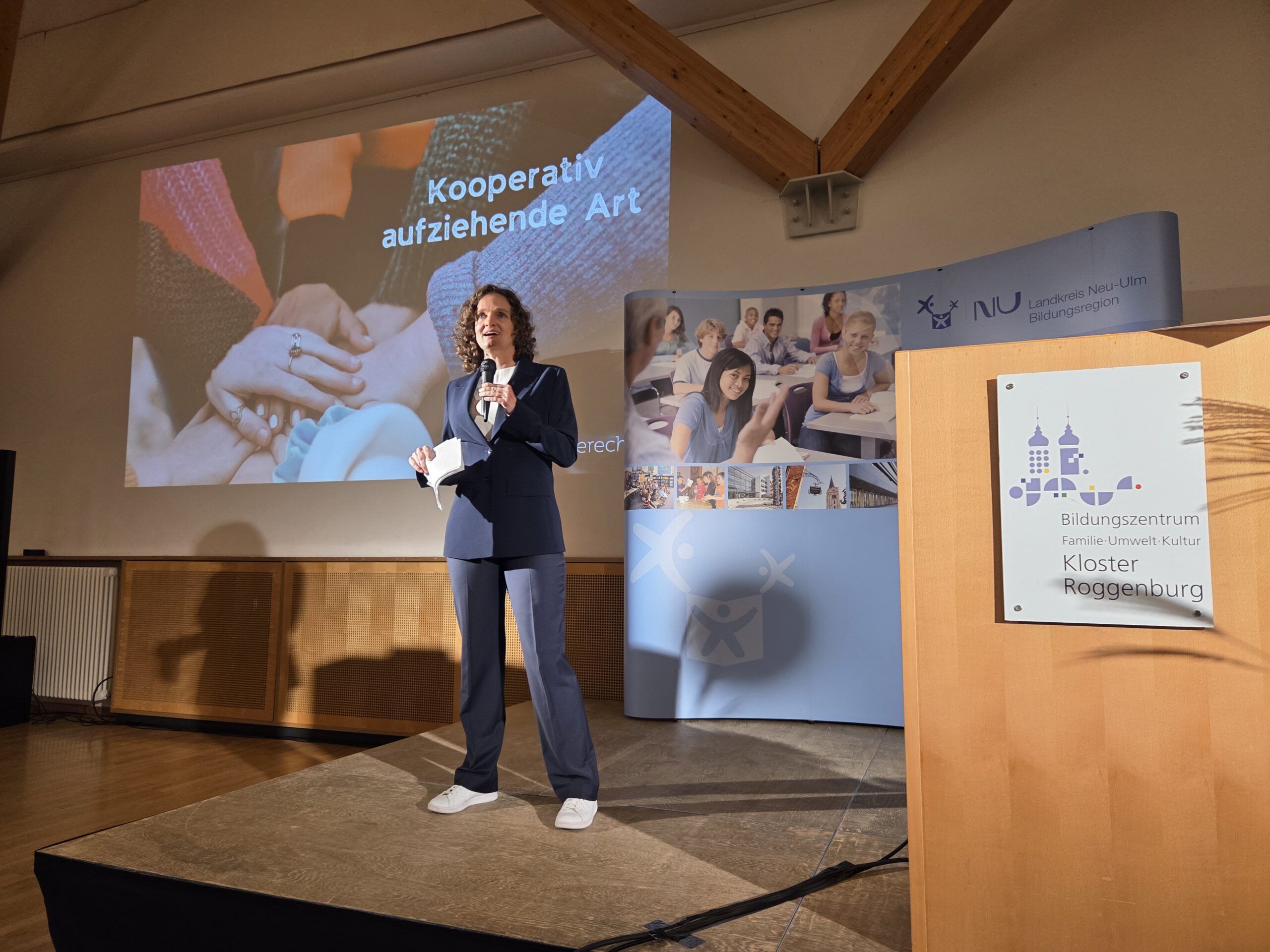 Nicola Schmidt beim großen Bildungsvortrag 2025 im Klostersaal in Roggenburg. Bild: Landkreis Neu-Ulm
