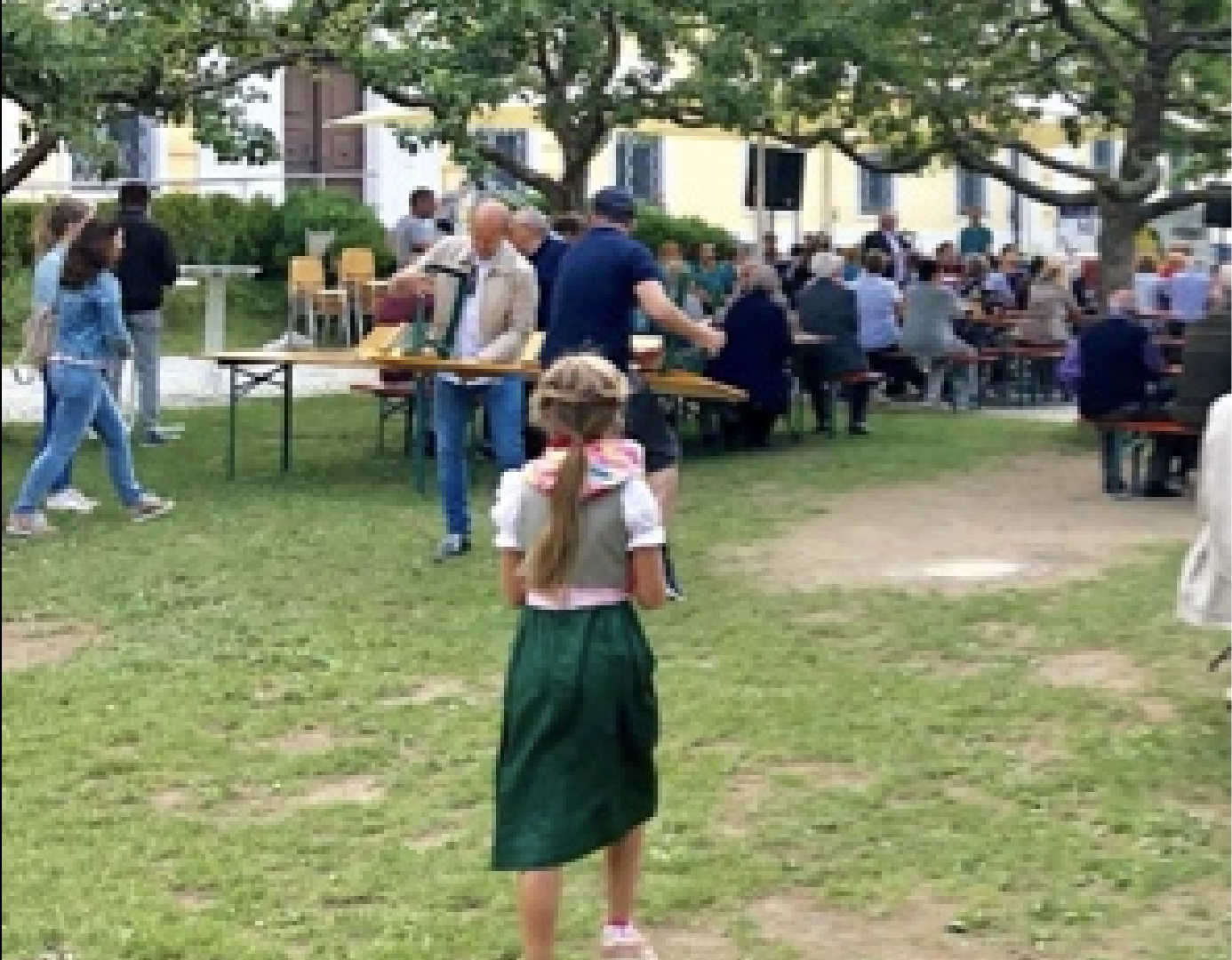 Sonntagskonzert: „Auf nach Roggenburg – Blasmusik im Klosterhof“