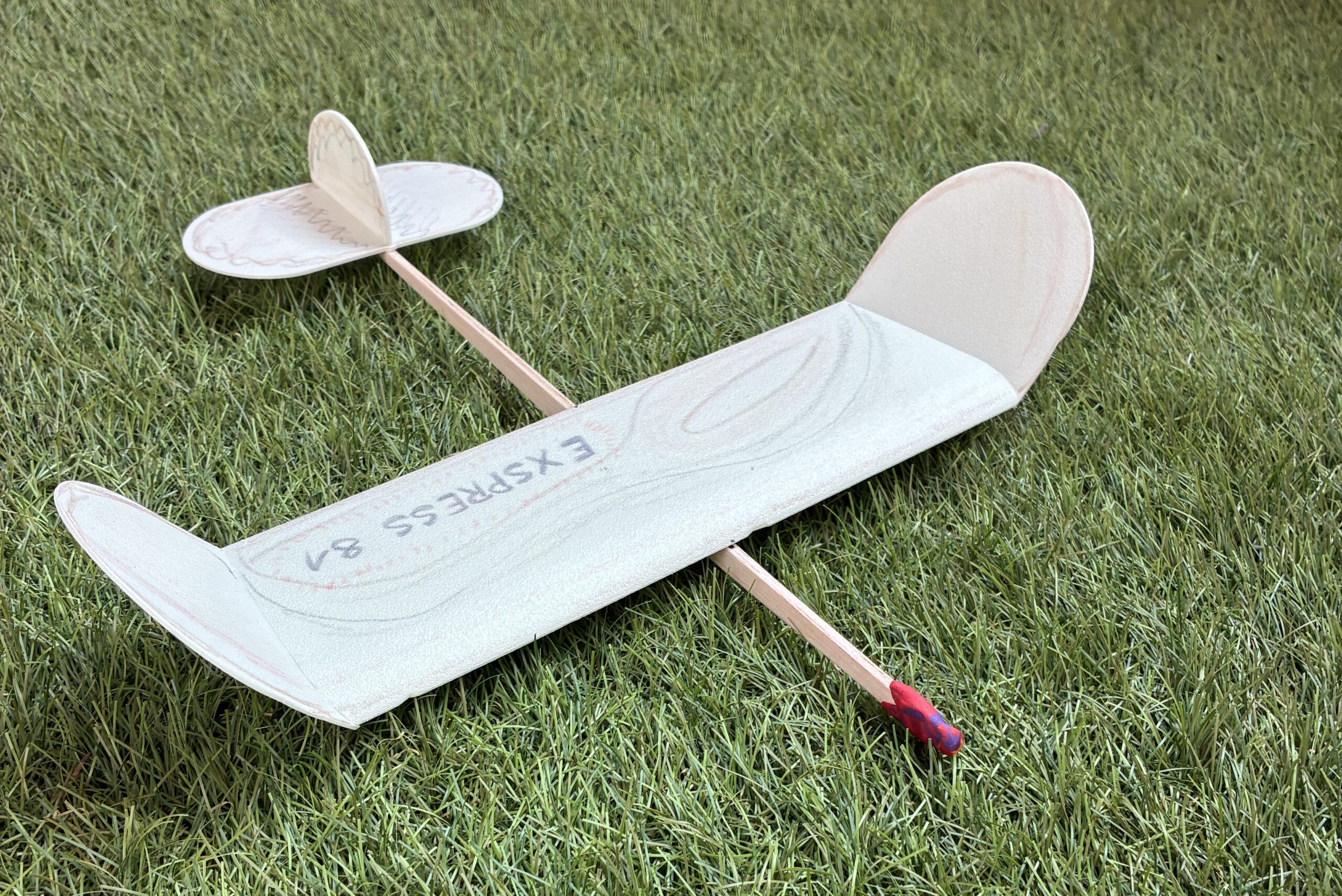 Bastelworkshop für Kinder: Fliegermodell Express 81