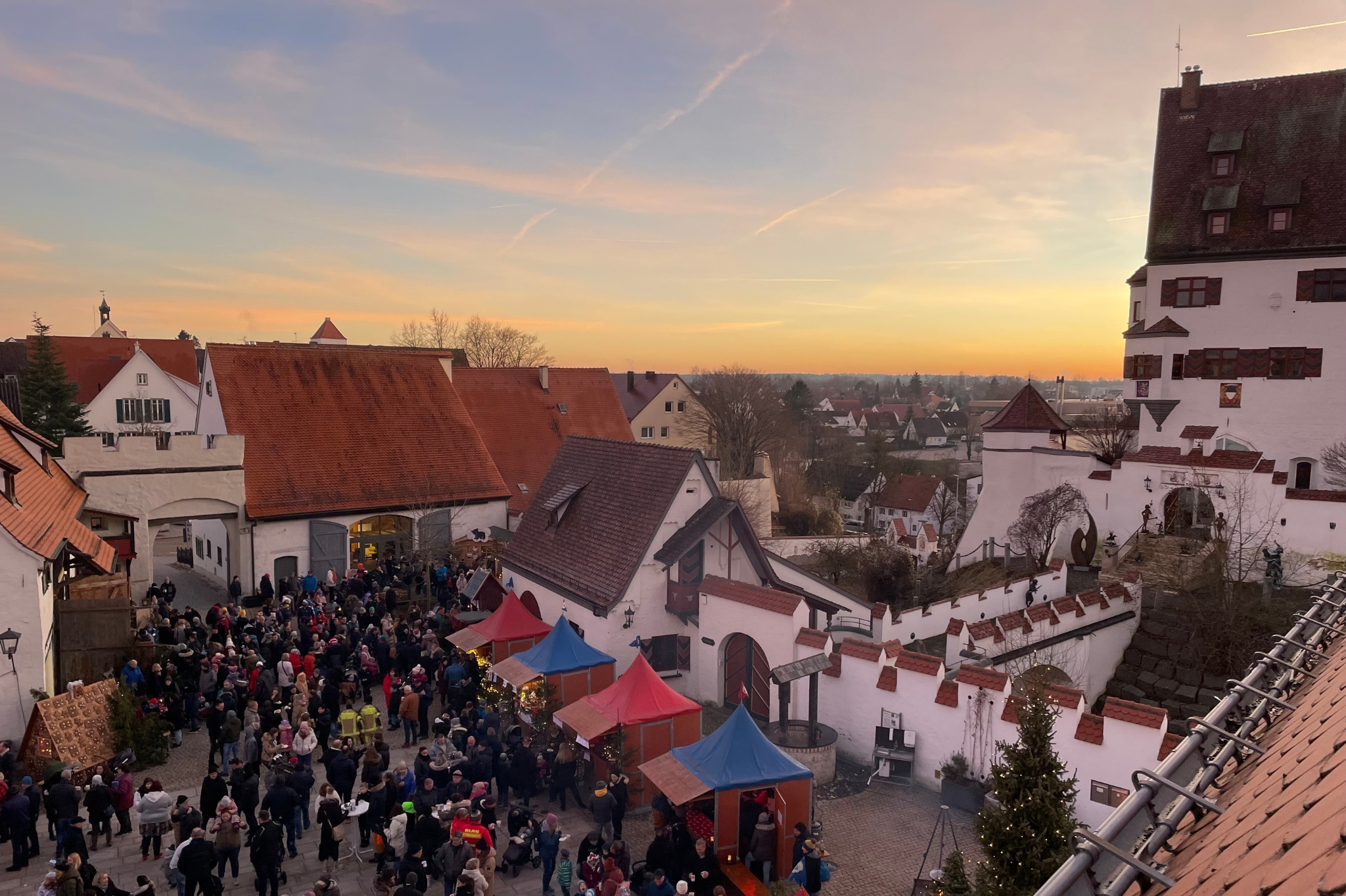 Christkindlesmarkt von Kindern für Kinder im Schlosshof